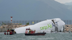 Tödlicher Unfall: Jumbo-Jet rutscht über Landebahn ins Meer