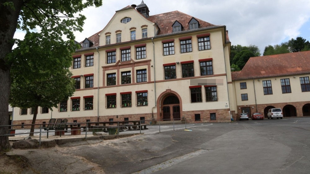 An einer Grundschule in Bad Orb ist ein Mädchen aus einem Fenster gestürzt. 