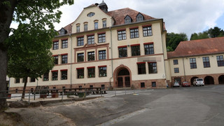 Neunjährige stürzt in Grundschule in Bad Orb aus Fenster