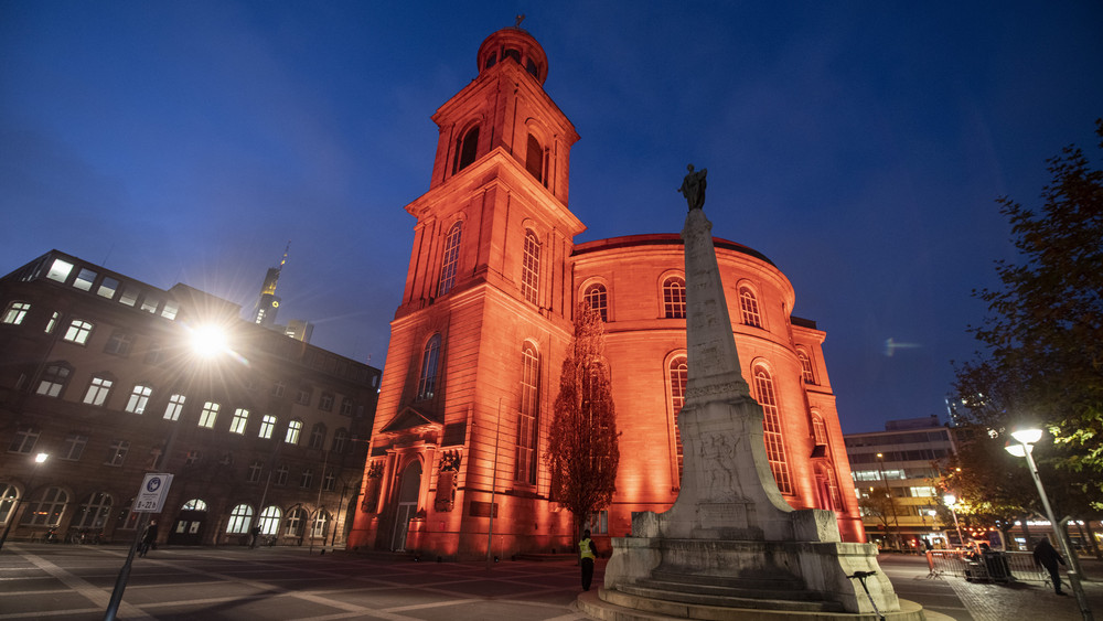 "Orange Day“: Bei einem früheren Aktionstag wurde unter anderem die Paulskirche in Frankfurt orange angestrahlt (Archivfoto).