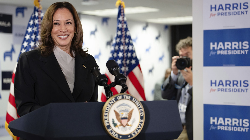 US-Vizepräsidentin Kamala Harris spricht bei ihrem ersten öffentlichen Auftritt, seit Präsident Biden sie als nächste Präsidentschaftskandidatin vorgeschlagen hat.