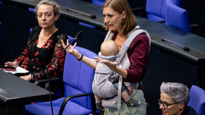 Mit Baby am Redepult – Abgeordnete schreibt Geschichte