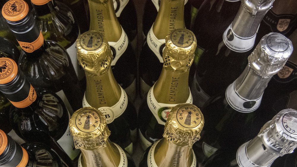 Zwei Diebe klauen mindestens acht Kisten Champagner und geben sich als Mitarbeiter aus (Symbolbild).