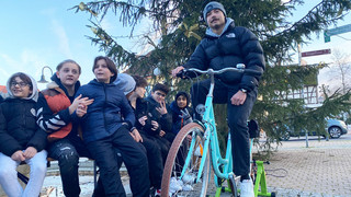 Weihnachtsbaum in Mörfelden-Walldorf leuchtet durch Radfahren