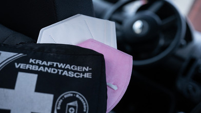 Auto-Verbandskasten abgelaufen: Vor Ort beim DRK abgeben