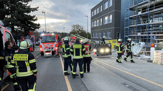 Neubau von Schule in Wiesbaden brennt: Suche nach Brandstifter