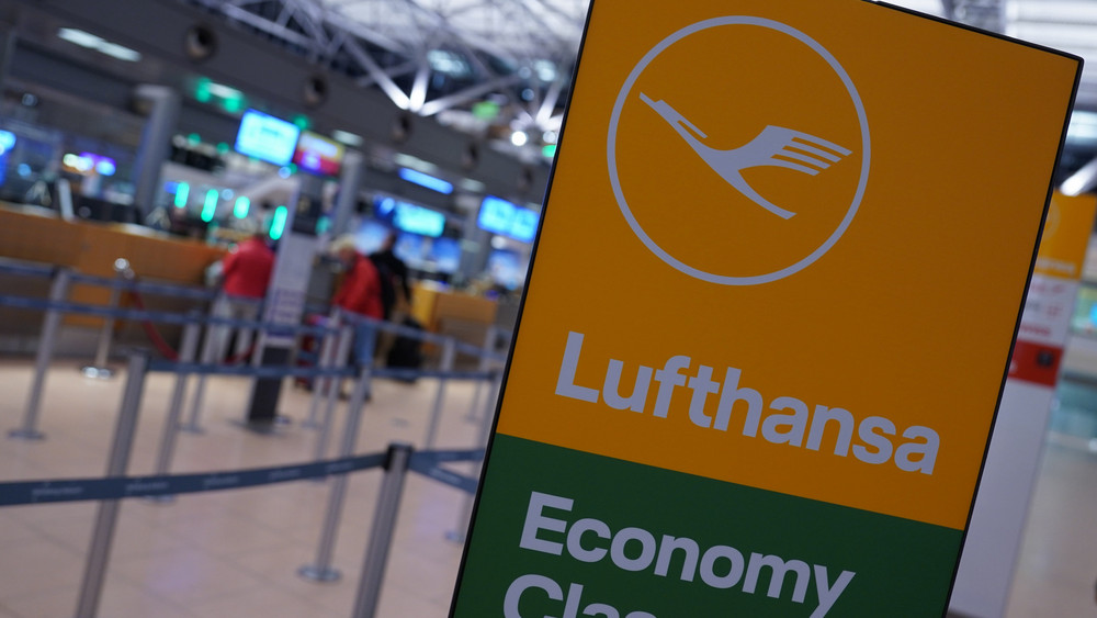 Lufthansa-Schild am Flughafen