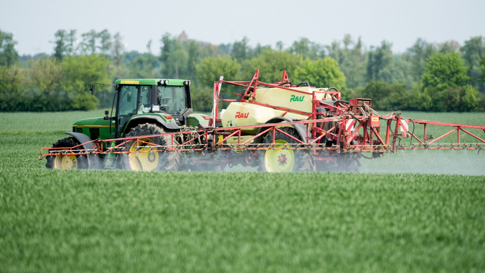 Pestizide sind der Oberbegriff für Pflanzenschutzmittel sowie Biozide gegen Schädlinge außerhalb der Landwirtschaft (Symbolbild).