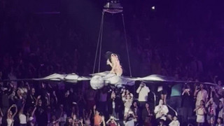 Katy Perry: Fliegende Requisite kracht beinahe ins Publikum