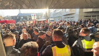 Nach Tresor-Einbruch: Aufgeheizte Stimmung vor Bankfiliale in Gelsenkirchen