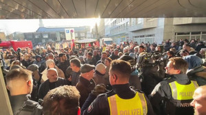 Nach Tresor-Einbruch: Aufgeheizte Stimmung vor Bankfiliale in Gelsenkirchen