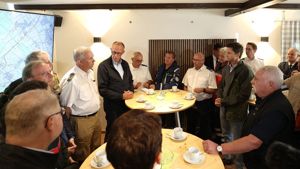 Bundeskanzler Merz besucht Waldbrandgebiet in Hürtgenwald