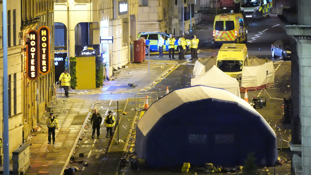 Siegerparade in Liverpool - Auto fährt in Menschenmenge