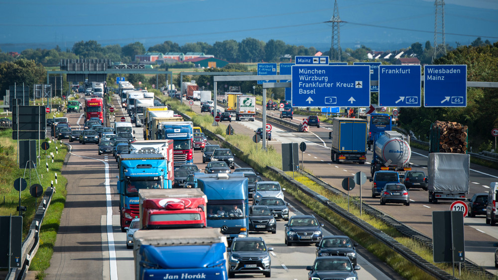 Über das Wiesbadener Kreuz rollen täglich rund 210.000 Fahrzeuge. Weil es besonders im Berufsverkehr immer wieder zu Staus kommt, soll es eigentlich ausgebaut werden.