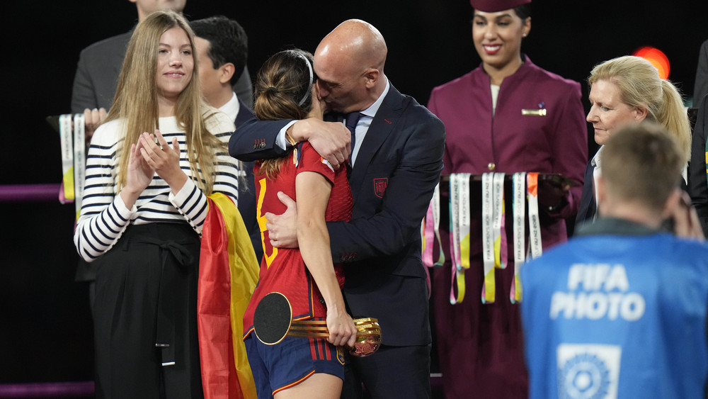 Luis Rubiales (M), Präsident des spanischen Fußballverbandes RFEF, umarmt die spanische Nationalspielerin Aitana Bonmati auf dem Podium nach dem Sieg Spaniens im Finale der Fußballweltmeisterschaft der Frauen in Sydney. 