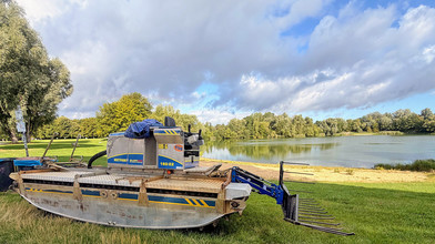 Für 35.000 Euro: Mähboot am Buga-See mäht Wasserpflanzen