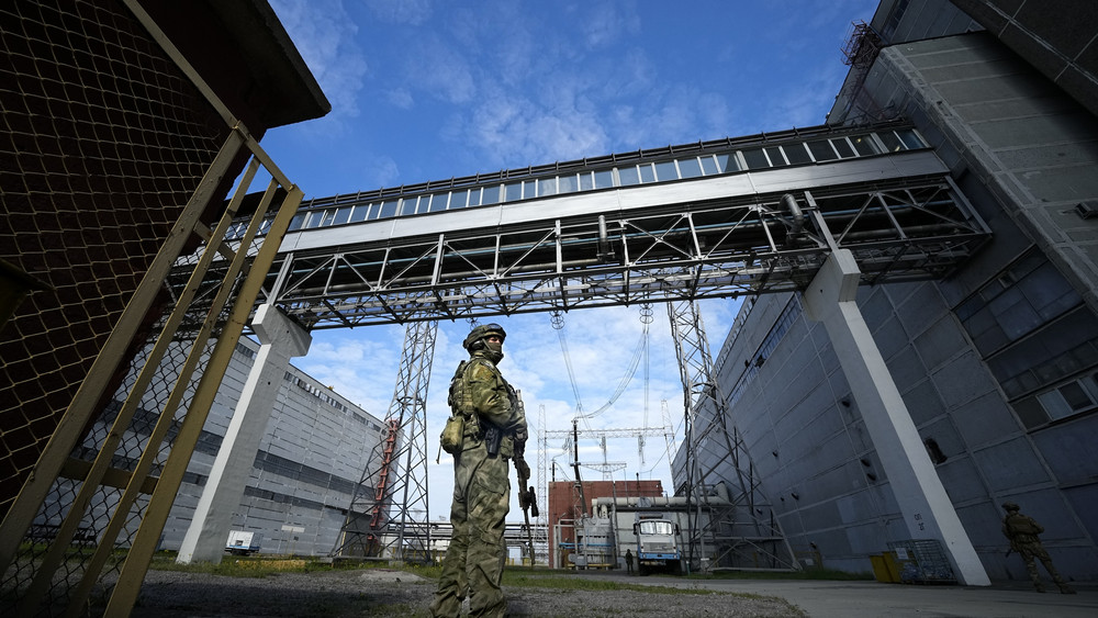 Experten der Internationalen Atomenergiebehörde haben am Rand des Geländes des von russischen Truppen besetzten ukrainischen Atomkraftwerks Saporischschja Antipersonenminen entdeckt. 
