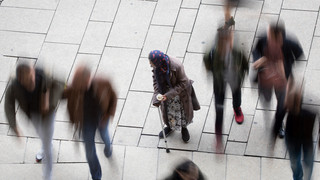 Aggressive Bettlerin prügelt auf Frau ein und bedroht Polizisten