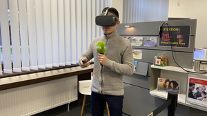 Berufsinformation in Gießen: Mit einer VR Brille Betriebe erkunden
