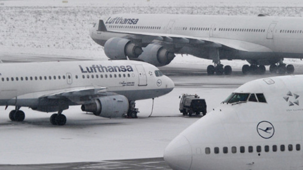 Am Frankfurter Flughafen können wegen des Eisregens aktuell keine Flieger mehr enteist werden. Der Betrieb am Airport soll deshalb eingestellt werden.