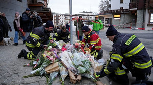 Feuerwehrleute gedenken der Opfer des tödlichen Brandes in Schweizer Skiort