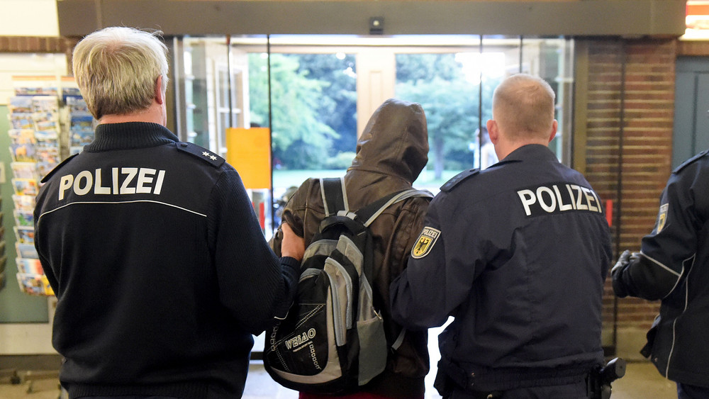 Seit der Messerattacke von Mannheim sprechen Politiker wieder vermehrt über die Abschiebung von Schwerstkriminellen und «Gefährdern» (Symbolbild).