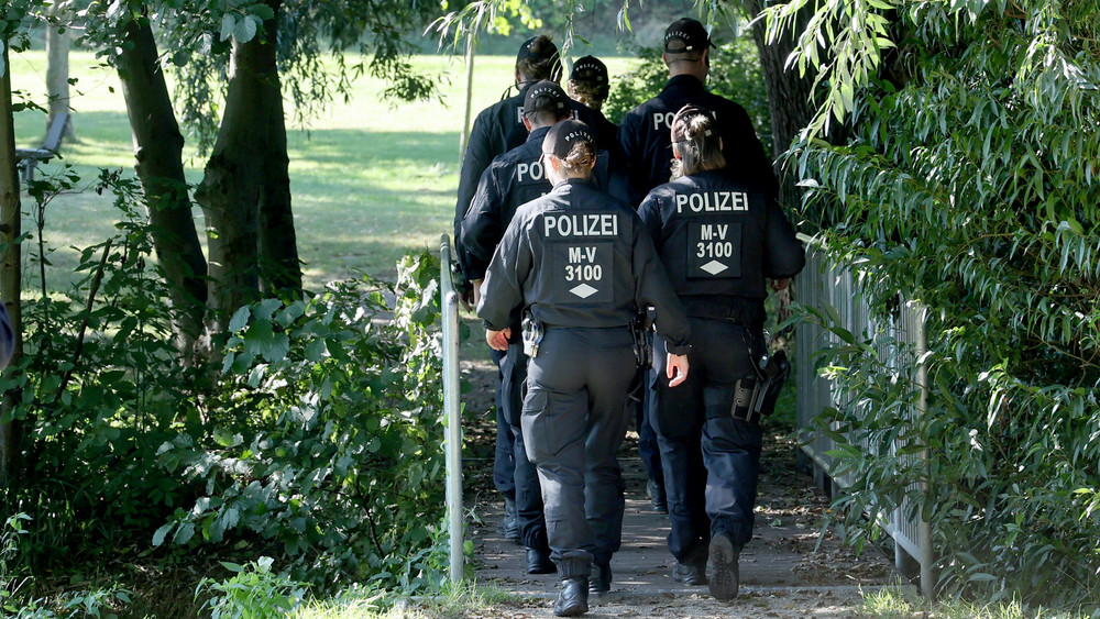Feuerwehrleute haben in Pragsdorf (östlich von Neubrandenburg) die Leiche eines kleinen Jungen gefunden - im Gebüsch in der Nähe eines Bolzplatzes (Symbolbild). Polizei und Staatsanwaltschaft sind sich sicher, dass der Sechsjährige getötet wurde.