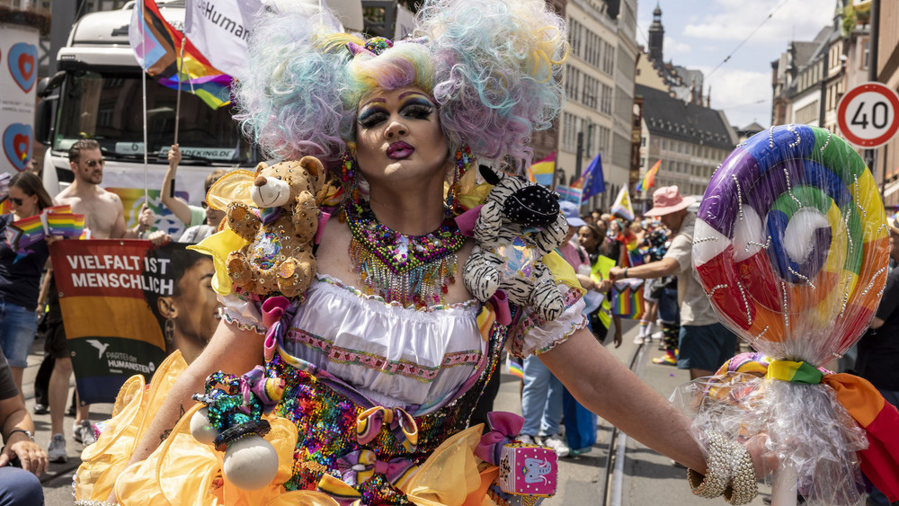 Am Samstag (15.07.) findet im Rahmen des CSD eine bunte Parade in der Frankfurter Innenstadt statt (Archivbild).