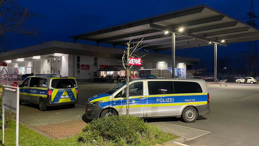 Vor diesem Supermarkt in Frankfurt-Rödelheim ist ein Streit eskaliert. Ein 32-Jähriger wurde dabei mit einem Messer schwer verletzt.
