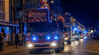 Feuerwehr-Tour in Kelkheim: Mit Lichterketten als Deko durch die Stadt