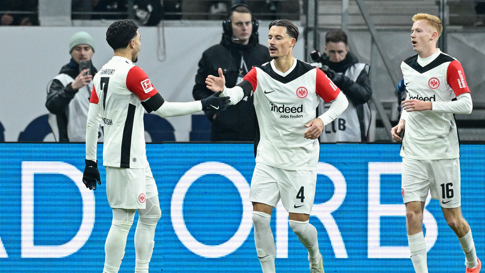 Omar Marmoush, Robin Koch und Hugo Larsson (v.l.) feiern das Tor zum 1:1-Ausgleich.