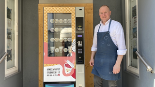 Licher Eisautomat verkauft neben italienischem Speiseeis auch Hundeeis
