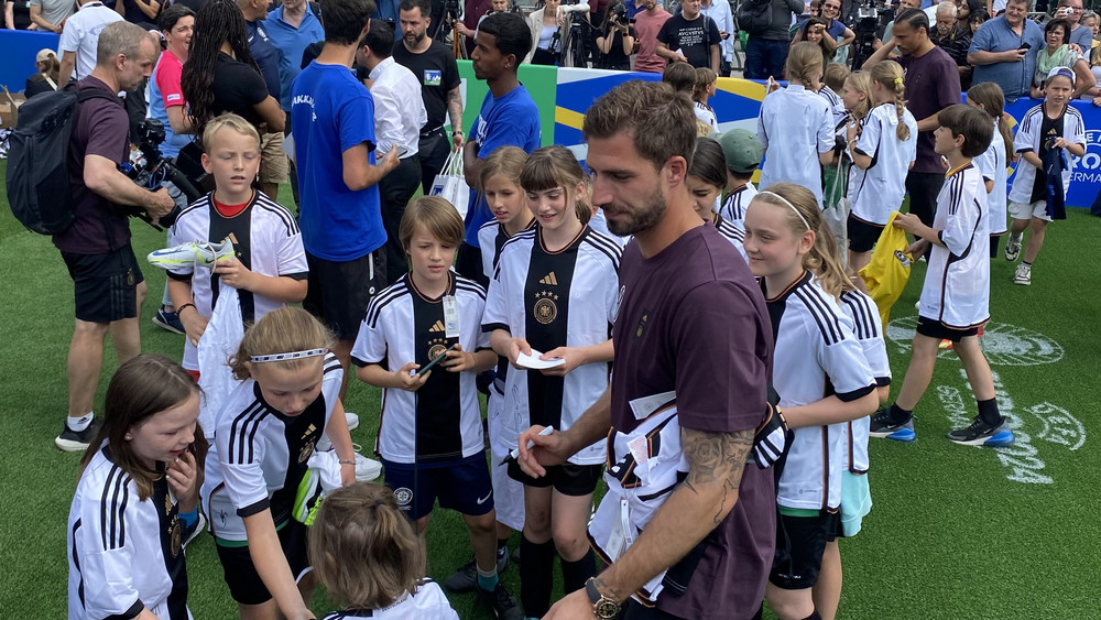 Kevin Trapp gibt bei dem Event an der Frankfurter Hauptwache Autogramme.