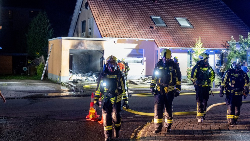 Die Garage wurde bei dem Brand stark beschädigt. Auch eine Pergola dahinter musste gelöscht werden.