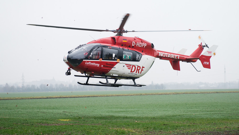 Eine 15-Jährige wurde mit dem Rettungshubschrauber in die Uniklinik Marburg gebracht. 
