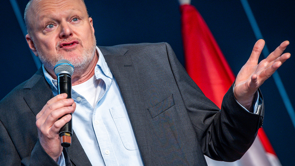 Entertainer Stefan Raab spricht bei einem Empfang am Rande des Eurovision Song Contest (ESC) 2025 auf der Bühne. Die dritte Ausgabe der neuen «Stefan Raab Show» auf RTL hat erneut für Gesprächsstoff gesorgt. 