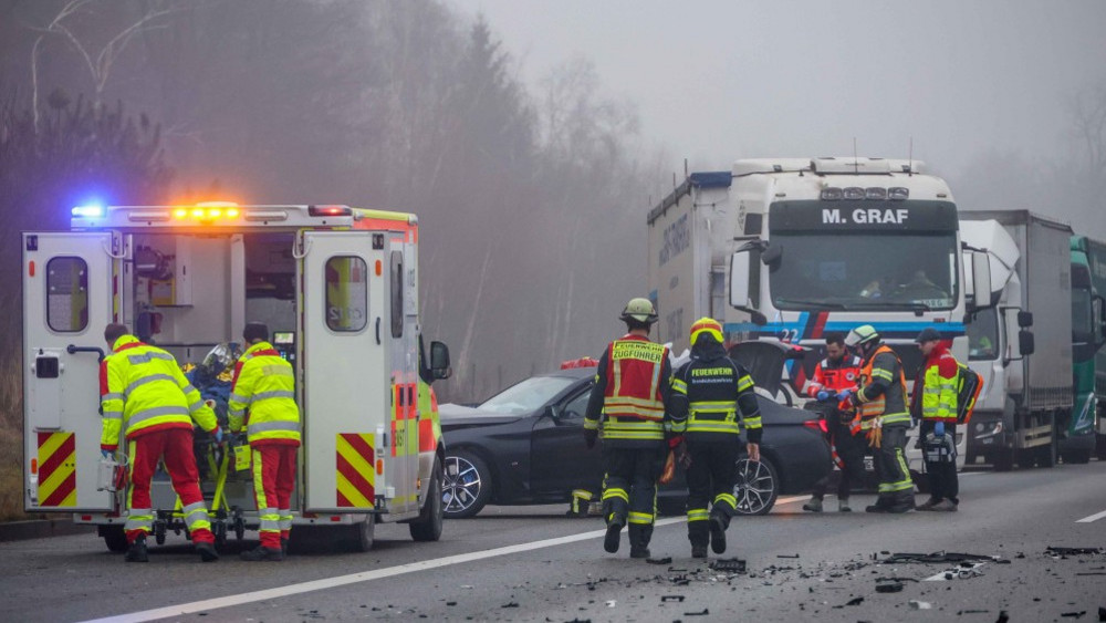 Die Feuerwehr musste nach dem Unfall etliche Trümmer einsammeln. 