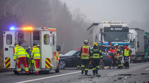 Schwerer Unfall bei Homberg/Ohm: Auto fliegt auf A5 auf Gegenfahrbahn