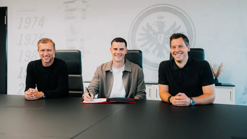 Sportvorstand Markus Krösche (l.), Torwart Michael Zetterer (m.) und Sportdirektor Timmo Hardung (r.) bei der Vertragsunterzeichnung. 