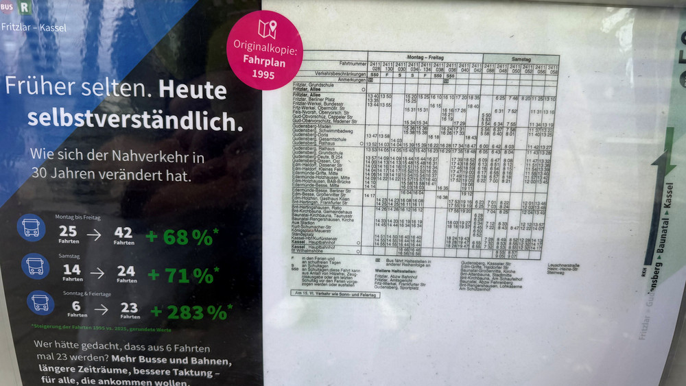 Die Retro-Fahrpläne des NVV hängen noch bis Dezember in neun nordhessischen Städten.