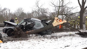 Hannover: Autofahrer kracht gegen Baum und stirbt