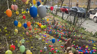 Ostereier-Wahnsinn in Berlin: Straße verwandelt sich in bunte Landschaft
