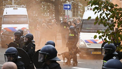 Den Haag: Polizei geht bei Anti-Migrationsdemo gegen Rechtsextreme vor