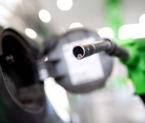 Spritpreise fallen laut ADAC noch zu langsam
