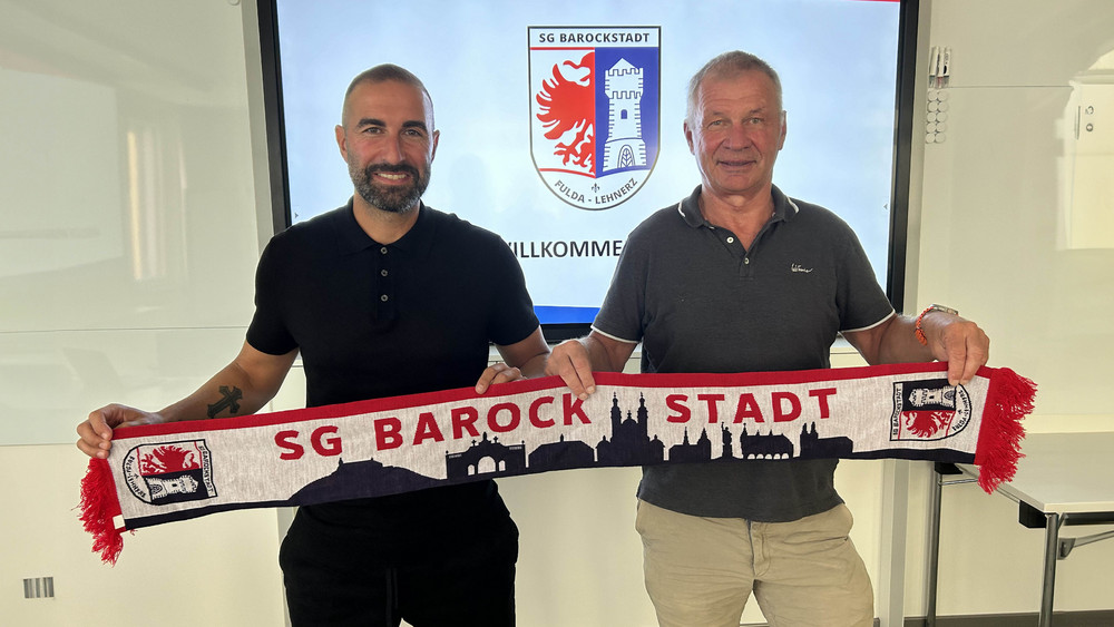 Der neue Cheftrainer der SG Barockstadt, Daniyel Cimen, mit Martin Geisendörfer, Vorstandssprecher der SG Barockstadt. 