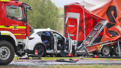 Tödlicher Unfall bei Nidda: Auto und LKW stoßen zusammen