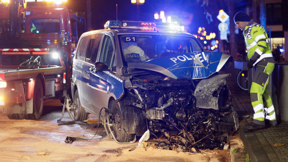 Ein Streifenwagen kracht in Frankfurt gegen einen Laternenmast - fünf Polizisten werden verletzt.