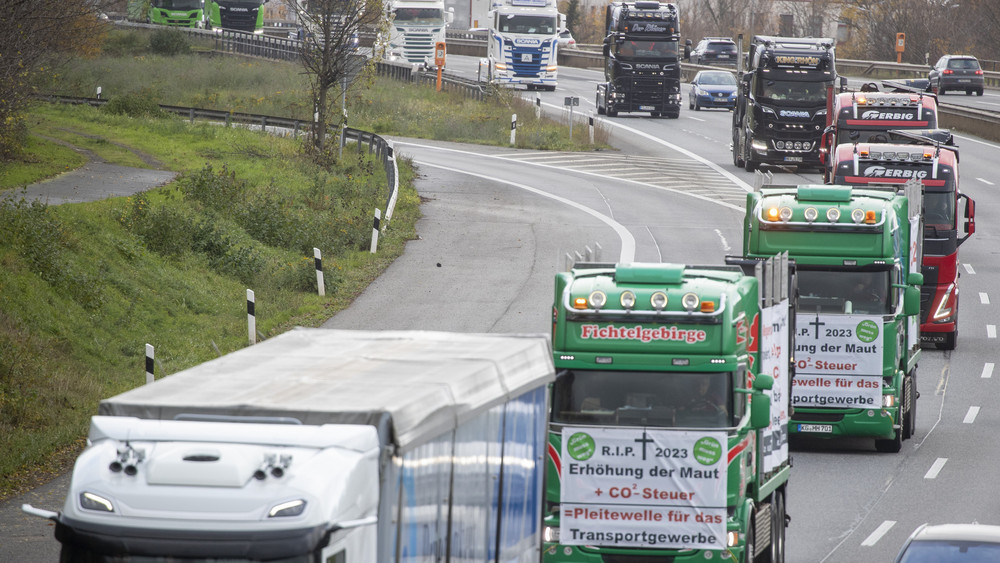 Fahrer mit ihren LKWs fahren über die Autobahn nach Wiesbaden zu einer Kundgebung.