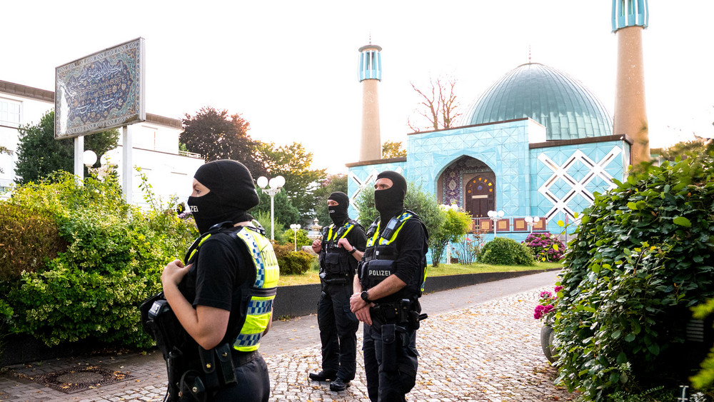 Einsatzkräfte der Polizei stehen während der Razzia auf dem Gelände vom Islamischen Zentrum Hamburg (IZH).