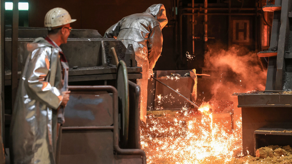 Die Stahlsparte von Thyssenkrupp steht vor einem massiven Umbau. Das Unternehmen plant einen deutlichen Abbau von Produktionskapazitäten (Symbolbild). 